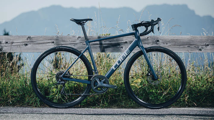 Bicicleta de ruta CUBE Attain Pro Nightflight & Grey 2025